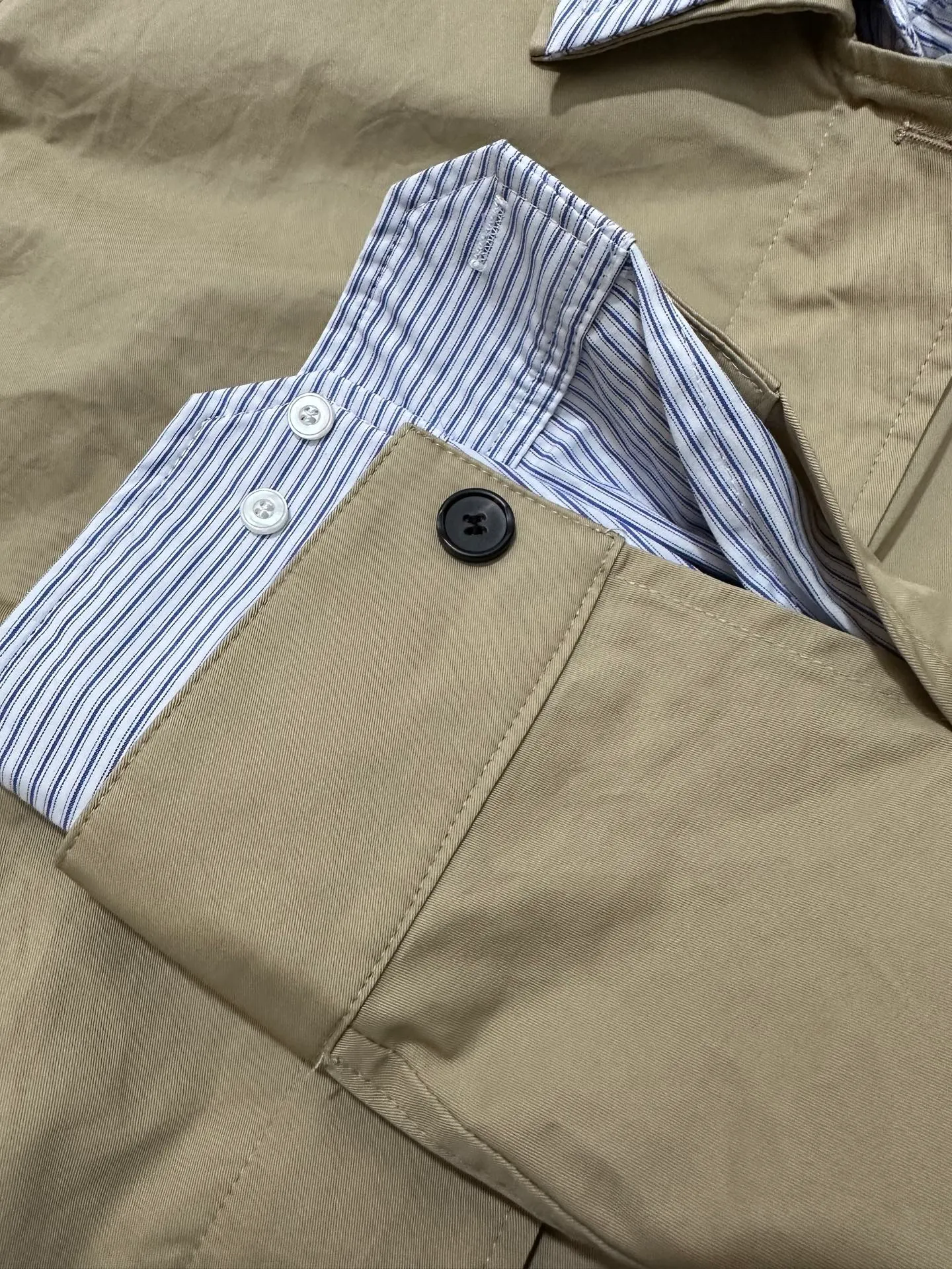 Acne Studios 26FW fake two-piece spliced ​​short jacket. Appearance: light cream Yellow/Khaki butter-colored coat body, spliced ​​Cream White shirt lapel + cuff cuffs, cuff cuffs to reveal shirt fabric details; placket hidden button design, no exposed zipper, side pockets. Version: short boxy loose straight version, the length is short, the dropped shoulders are slightly loose, the fake two-piece visual effect, no inner shirt is required, and it comes with a shirt collar + cuff cuffs. Customized hardware, threads, accessories, plate alignment, men and women, Same Style Color: Khaki Color Size: XS S M L